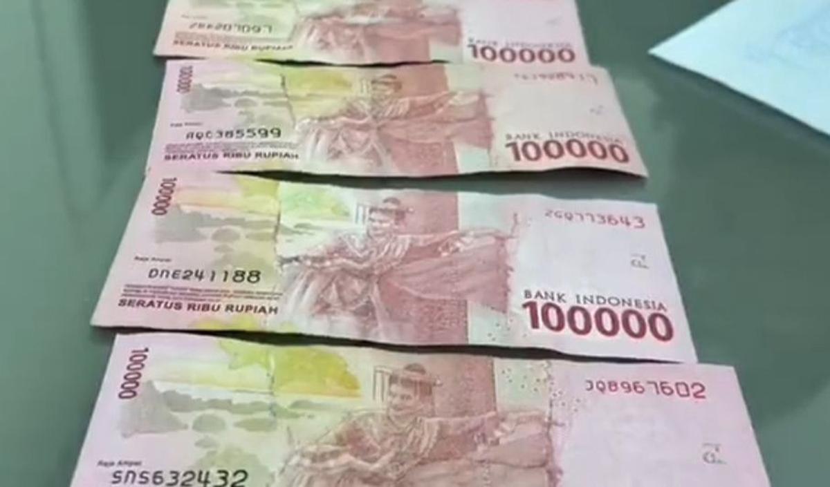 Ciri-cirinya, setiap lembar uang tersebut ada bagian yang disambung, antara uang asli dan uang palsunya.