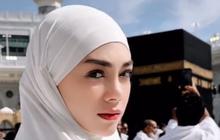 9 Potret Celine Evangelista Menangis Bisa Menyentuh Ka'bah saat Umrah Perdana, Tetap Cantik Meski Pakai Cadar