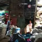 Hidup di tumpukan sampah, siapa sangka omzetnya ratusan juta per bulan. (foto : Liputan6.com/edhie prayitno ige)