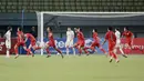 Pemain Laos U-19 merayakan gol yang dicetak Damoth Thongkhamsavath ke gawang Thailand U-19 pada laga semifinal Piala AFF U-19 2022 di Stadion Patriot Candrabhaga, Bekasi, Rabu (13/7/2022). (Bola.com/M Iqbal Ichsan)