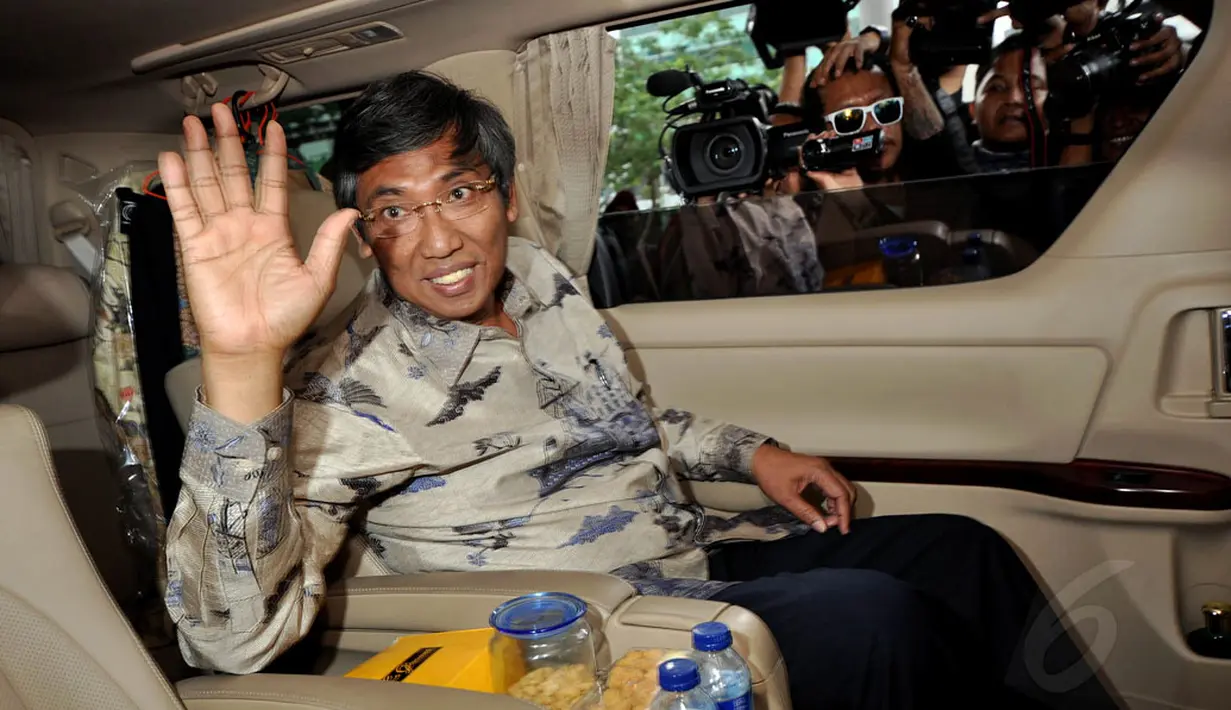 Wamenkeu sekaligus Plt Dirjen Pajak, Mardiasmo melambaikan tangan usai berkonsultasi dengan pimpinan KPK di gedung KPK Jakarta, Senin (1/12/2014). (Liputan6.com/Miftahul Hayat)