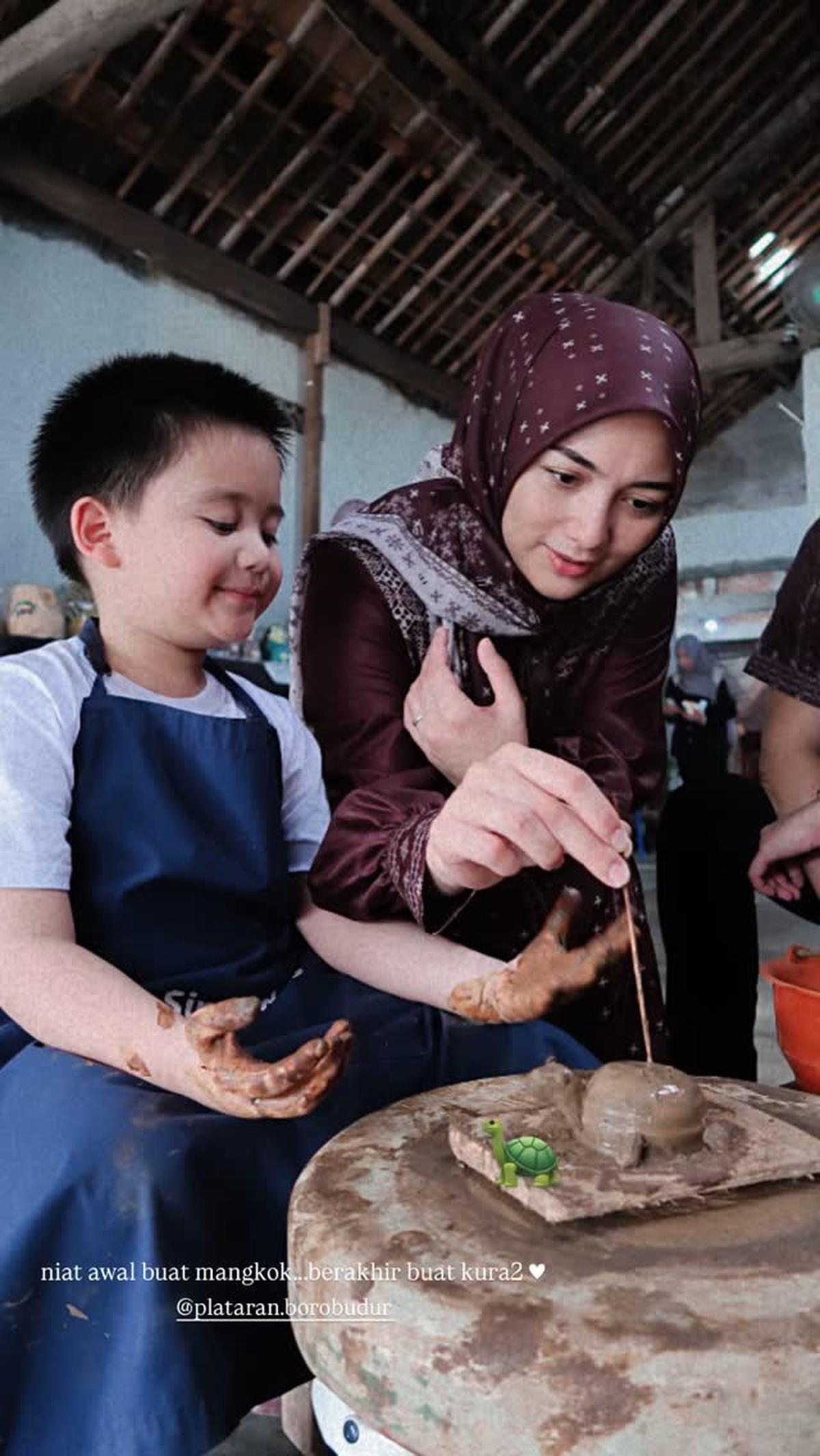 Gemasnya Athar Anak Citra Kirana Bikin Kerajinan Tanah Liat, Niatnya Mangkok Malah Jadi Kura-Kura