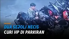 Sang pria tampak sudah mengincar sebuah HP yang ada di motor pengunjung lain.