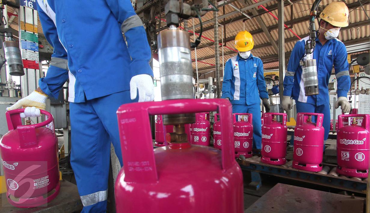 Pekerja melakukan pengisian tabung Bright Gas 5,5 Kg di Depot and Filling Station LPG Pertamina Plumpang, Jakarta, Selasa (3/11). LPG seharga Rp66.000 ini ditargetkan merebut 23% pangsa pasar gas subsidi 3 kg dalam lima tahun. (Liputan6.com/Angga Yuniar)