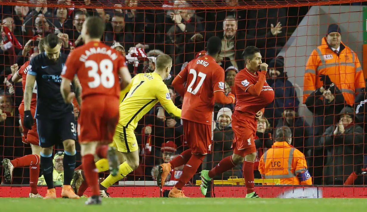 Pemain Liverpool, Roberto Firmino merayakan golnya kegawang Manchester City pada lanjutan Liga Inggris pekan ke-28 di Stadion Anfield, Liverpool, Kamis (3/3/2016) dini hari WIB.  (Reuters / Lee Smith)