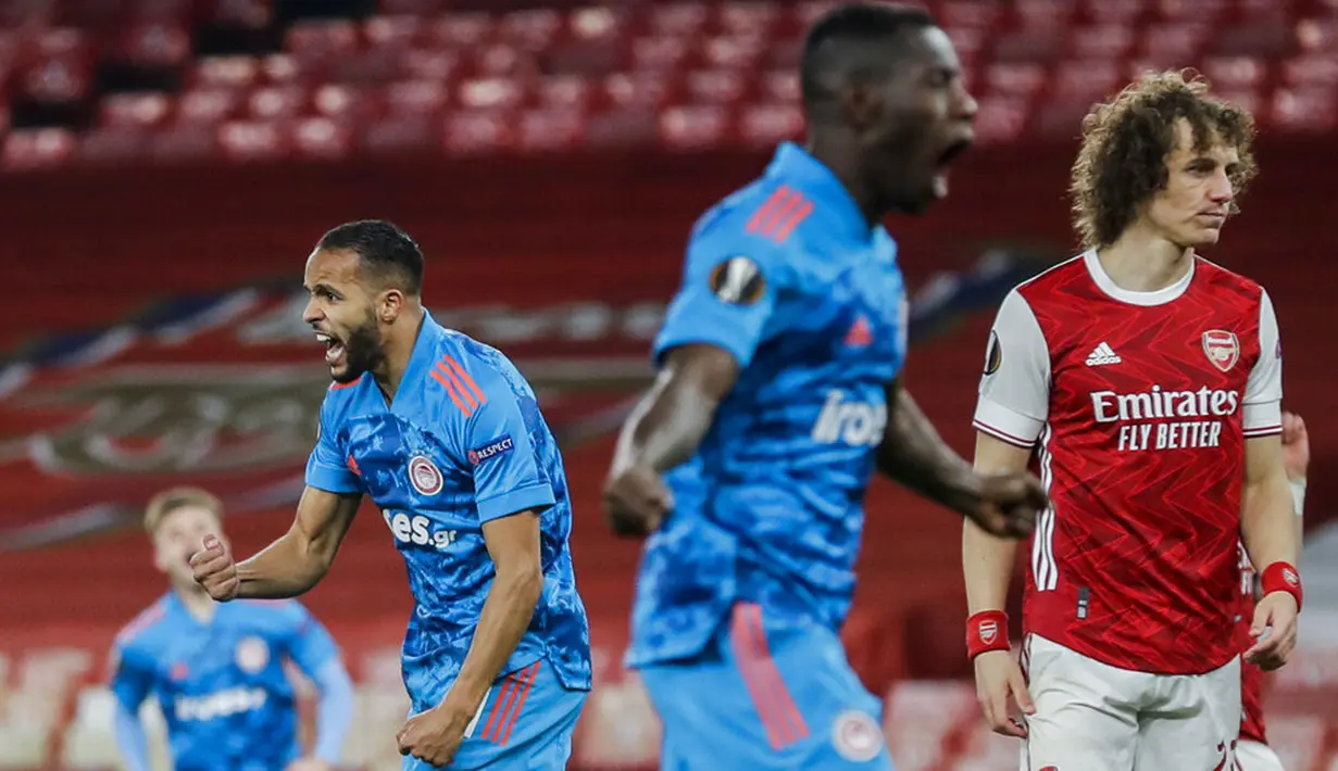 Pemain Olympiacos Youssef El-Arabi (kiri) melakukan selebrasi usai mencetak gol ke gawang Arsenal pada pertandingan leg kedua babak 16 besar Liga Europa di Emirates Stadium, London, Kamis (18/3/2021). Olympiacos menang 1-0. (AP Photo/Matt Dunham)