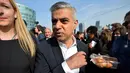 Walikota London terpilih Sadiq Khan berselfie dengan pendukung saat tiba untuk hari pertamanya bekerja di Balai Kota di London, Inggris (9/5). Pria 45 tahun ini merupakan Wali Kota Muslim Pertama di London dan kedua di Eropa. (REUTERS / Hannah McKay)
