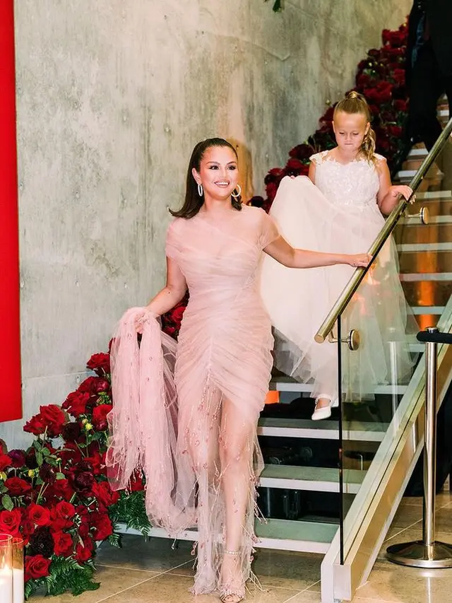 Manisnya Penampilan Selena Gomez Saat Rayakan Ulang Tahun dengan Gaun Pink Versace