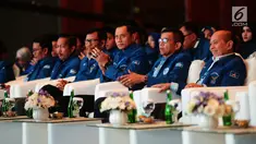 Sekjen Partai Demokrat Hinca Panjaitan (kedua kanan) bersama Komandan Komando Satuan Tugas Bersama (Kogasma) Partai Demokrat Agus Harimurti Yudhoyono (kedua kanan) menghadiri acara pembekalan Anggota Legislatif Partai Demokrat di JCC Senayan, Jakarta, Selasa (10/9/2019). (merdeka.com/Imam Buhori)