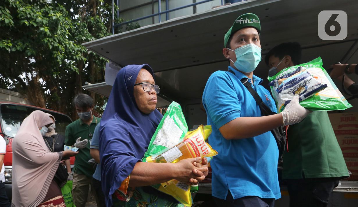 Warga membeli sembako pada Operasi Pasar di Pasar Palmerah, Jakarta, Jumat (20/3/2020). Sugar Group Companies bersama Bulog menjalankan program Gerakan Stabilisasi Pangan dengan harga murah menyusul merebaknya virus Corona atau COVID-19 di Indonesia. (Liputan6.com/Fery Pradolo)