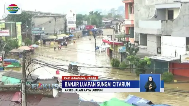 Air Sungai Citarum meluap, akses Jalan Raya Mohamad Toha, Bandung, Jawa Barat, terputus.