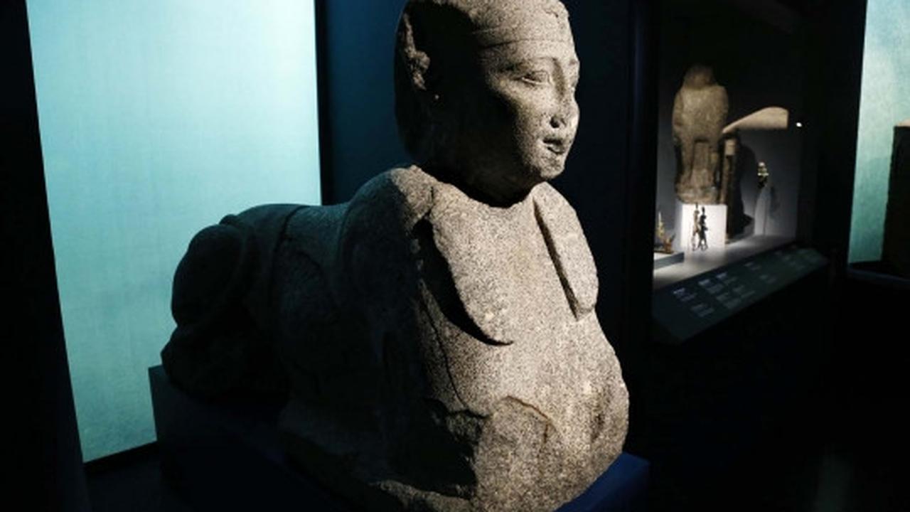 Mengunjungi pameran patung peninggalan bawah laut Mesir kuno