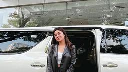 Clara tetap terlihat formal meski mengenakan inner crop yang dipadukan dengan blazer berbahan kulit. Dikenal sebagai pebisnis muda, tas menjadi benda penting yang selalu ia bawa. (Instagram/@clarashintareal)