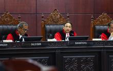 VIDEO: Tegas Ketua MK Sentil Etika Tim Hukum Anies Kepergok Main HP saat Sidang