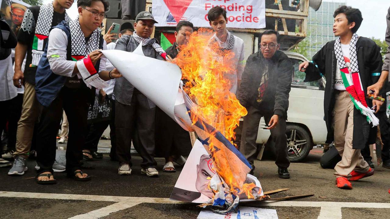 FOTO: Massa Membakar Replika Bendera Israel Saat Aksi Bela Palestina di Depan Kedubes AS Jakarta