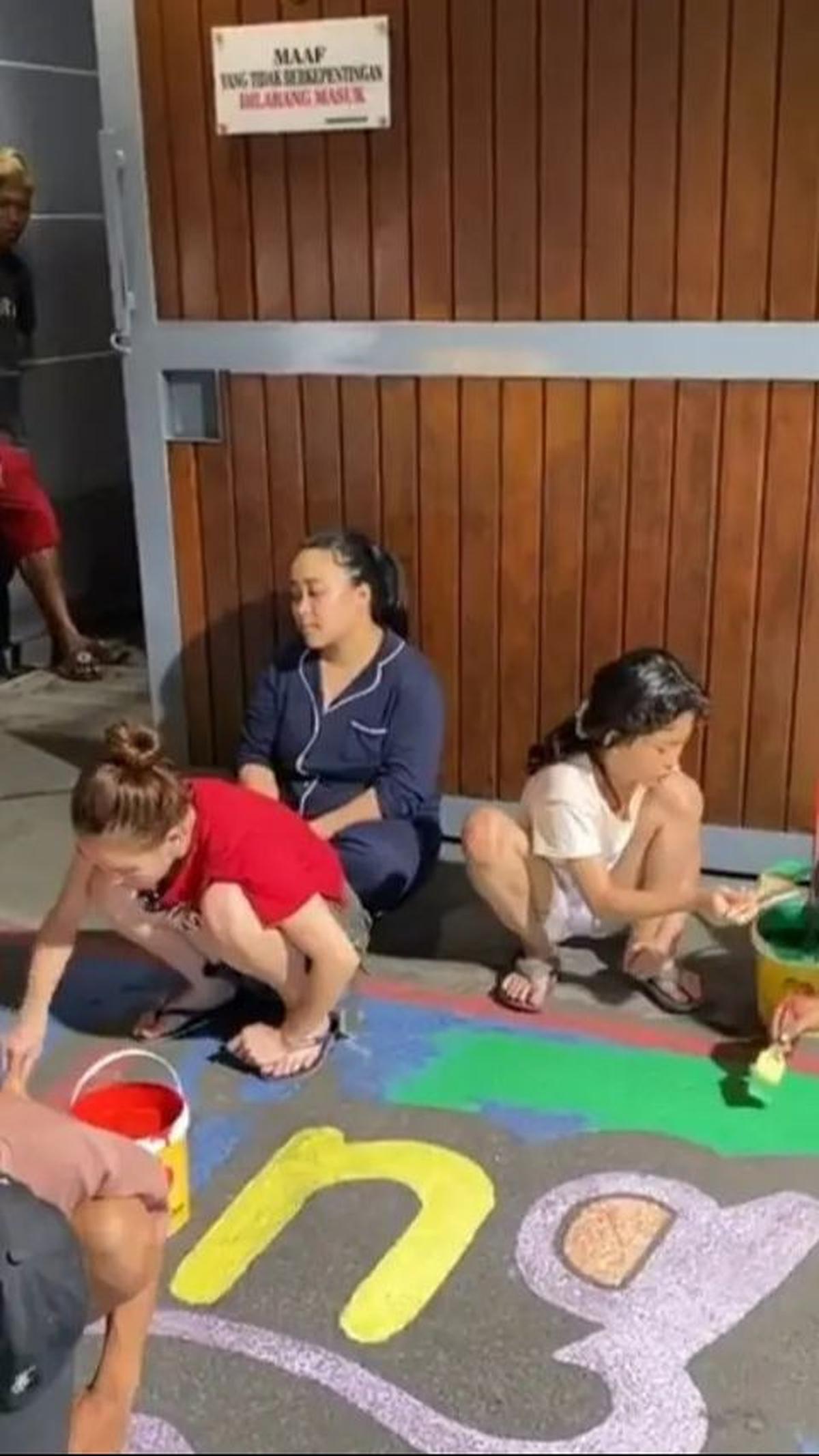 Ayu Ting Ting tidak hanya sendirian, ia juga melibatkan putrinya, Bilqis, dalam berbagai kegiatan.