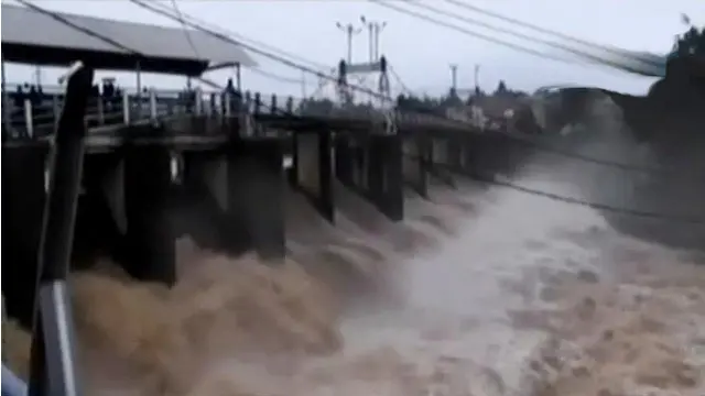 Debit air di Bendung Katulampa meningkat, hingga luapan air di beberapa sungai besar di Pulau Jawa mengakibatkan banjir.
