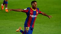 Penyerang Barcelona, Ansu Fati berselebrasi usai mencetak gol pembuka ke gawang Villarreal pada laga Liga Spanyol di Stadion Nou Camp, Senin (28/9/2020) dini hari. Barcelona menang telak dari Villarreal dengan skor 4-0. (AP Photo/Joan Monfort)