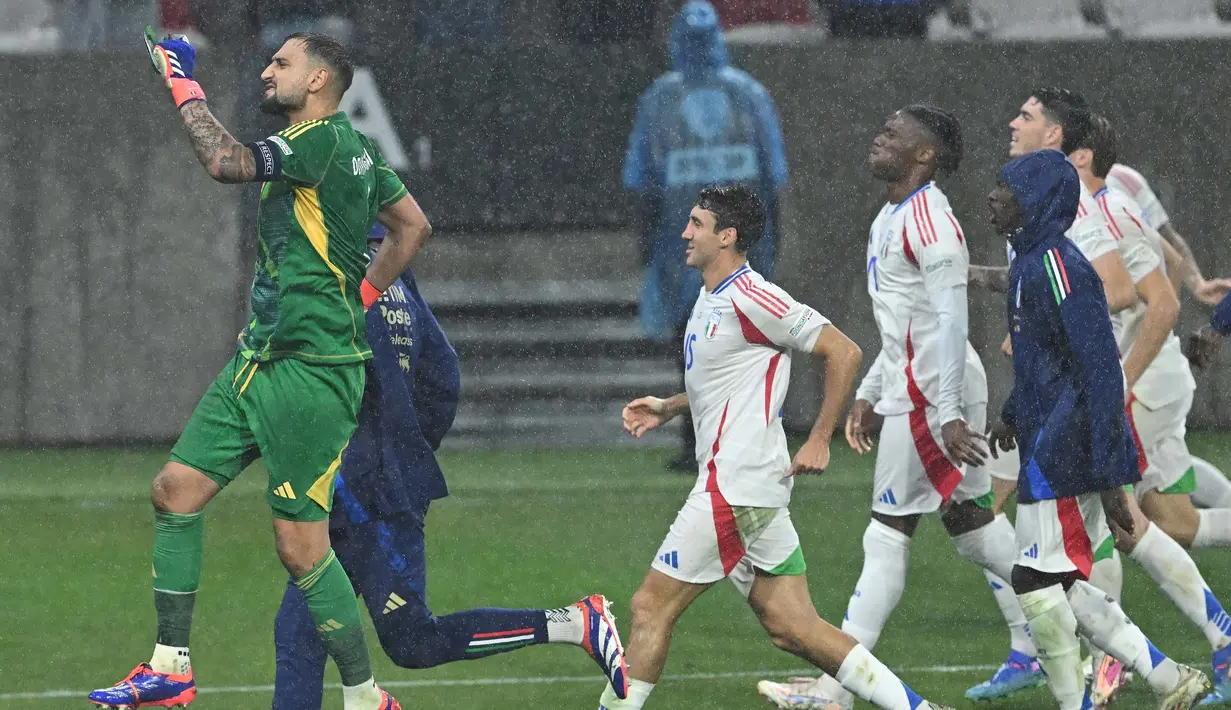 Gianluigi Donnarumma (kiri) bersama pemain Italia lainnya merayakan kemenangan usai pertandingan Grup 2 League A UEFA Nations League 2024/2025 melawan Israel di Bozsik Arena di Budapest, Hongaria, pada 9 September 2024 atau Selasa (10/9/2024) dini hari WIB. (Attila KISBENEDEK/AFP)