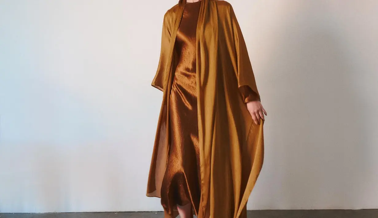 Desainer Shahad Al Suhail hadir dengan busana layer dress dan kardigan panjang. Shine dan flow jadi tema yang diangkat. [Foto: @abadiaofficial]