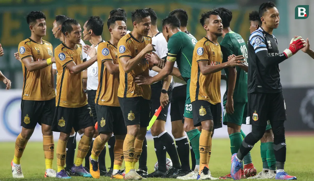 <p>Pemain Bhayangkara FC dan pemain Persebaya Surabaya saling bersalaman usai laga pekan ketiga BRI Liga 1 2022/2023 antara Bhayangkara FC melaran Persebaya Surabaya di Stadion Wibawa Mukti, Cikarang, Minggu (07/08/2022). (Bola.com/Bagaskara Lazuardi)</p>