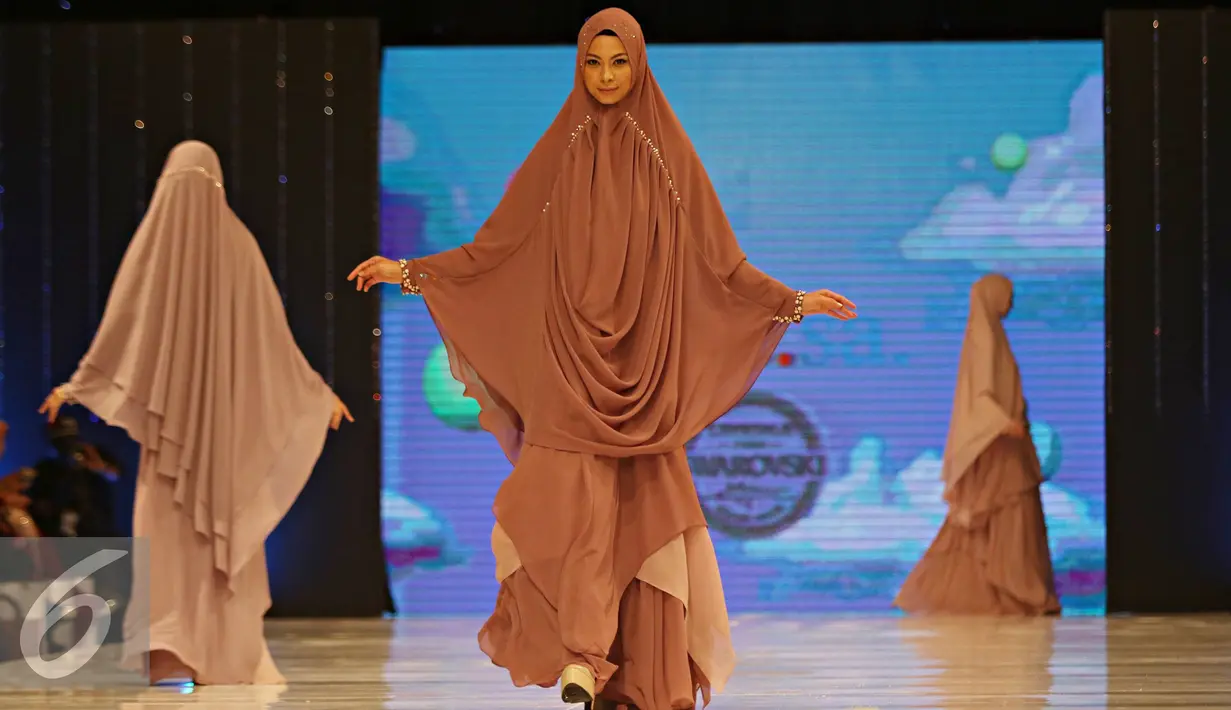 Model membawakan busana muslim rancangan Si.Se.Sa: Syar'i for Urban, Jakarta, Rabu (10/2). Peragaan menampilkan 61 koleksi dalam tujuh rangkaian babak produk terbaru Si.Se.Sa dengan rentang warna pastel yang lebar. (Liputan6.com/Immanuel Antonius)