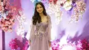 Dengan gaun lilac dan embelishmen floral, Sarah Menzel terlihat cantik. Gaun ini menampilkan rok midi dengan long puffy sleeve dan detail bustier yang cantik [@sarah_menzel]