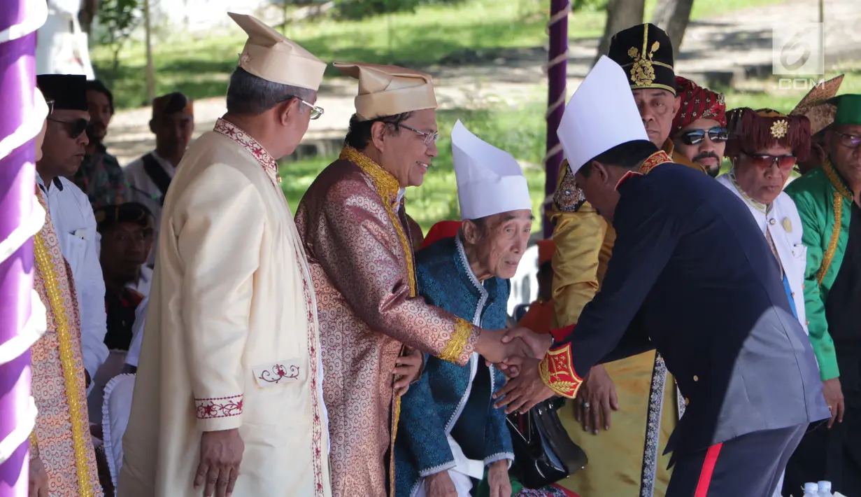 Sultan Tidore Husain Syah berjabat tangan dengan Rizal Ramli pada HUT ke 910 Kota Tidore di Kesultanan Tidore, Sulawesi Utara, Kamis (12/4). Kedatangannya ke Tidore untuk kembali bersilaturahmi. (Liputan6.com/Pool/Ardi)