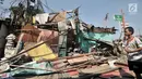 Anak pemilik rumah memindahkan barang pasca rumah ambruk akibat tertimpa crane yang jatuh di kawasan Kemayoran, Jakarta, Kamis (6/12). Akibat kejidan tersebut menyebabkan tiga orang luka-luka. (Merdeka.com/Iqbal S. Nugroho)