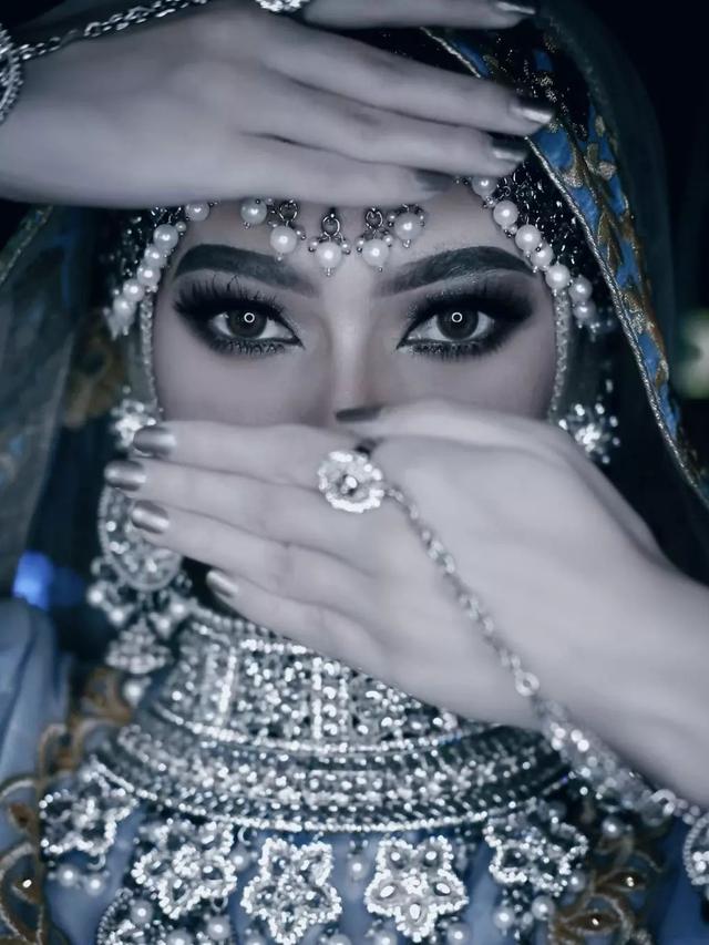 6 Potret Terbaru Valda Alviana Mantan Istri Reza DA dengan Busana India