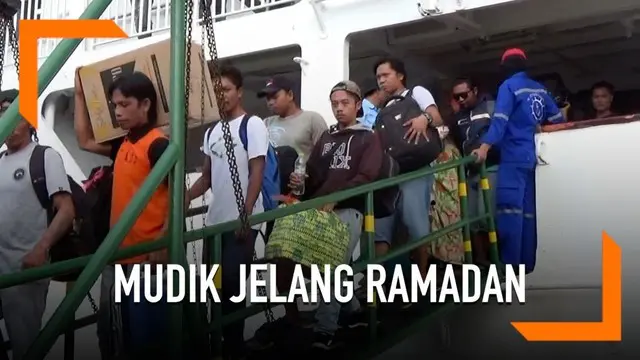 Ribuan penumpang tiba di Pelabuhan Nusantara. Sebagian besar adalah para perantau yang mengadu nasib di Malaysia dan Kalimantan. Mereka pulang untuk sambut puasa di kampung halaman.