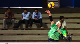 Pemain Timnas Bola Voli Putri Indonesia, Ratri Wulandari melakukan servis pada laga lanjutan Grup A Bola Voli Putri SEA Games 2023 melawan Myanmar di Olympic Complex Indoor Stadium, Phnom Penh, Kamboja, Kamis (11/5/2023). Ratri berhasil mencetak total 19 poin, dimana sebanyak 13 angkanya ditorehkan melalui situasi bola servis. (Bola.com/Abdul Aziz)