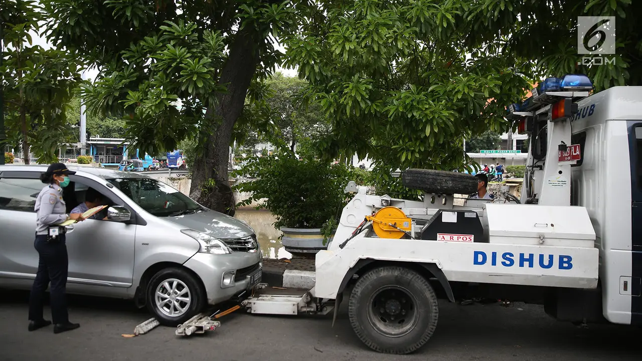 Parkir Liar Penuhi Jalan, Petugas Kembali Derek Mobil di Pasar Baru