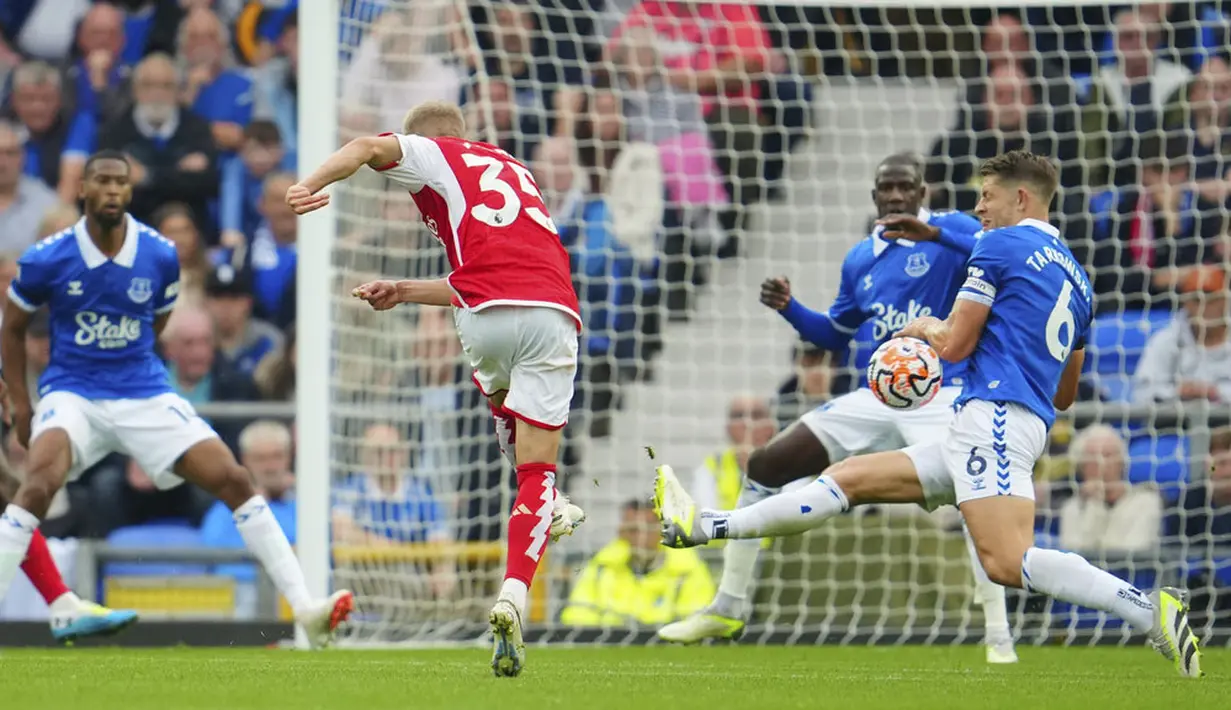 Pemain Arsenal, Oleksandr Zinchenko, melepaskan tendangan saat melawan Everton pada laga Liga Inggris di Stadion Goodison Park, Minggu (17/09/2023). Arsenal menang dengan skor 1-0. (AP Photo/Jon Super)