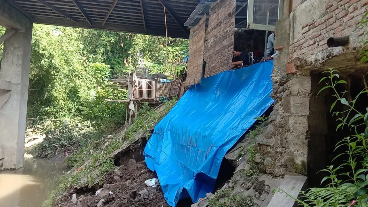 Tanah longsor akibat cuaca ekstrem yang terjadi beberapa hari terakhir membuat lengser belakang rumah warga  di Sumbersari Jember.