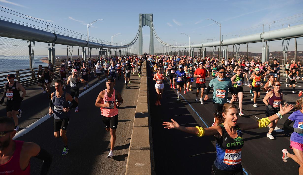 Para pelari melewati Jembatan Verrazzano-Narrows saat New York Marathon 2025 pada Minggu (02/11/2025) waktu setempat. (AP Photo/Heather Khalifa)