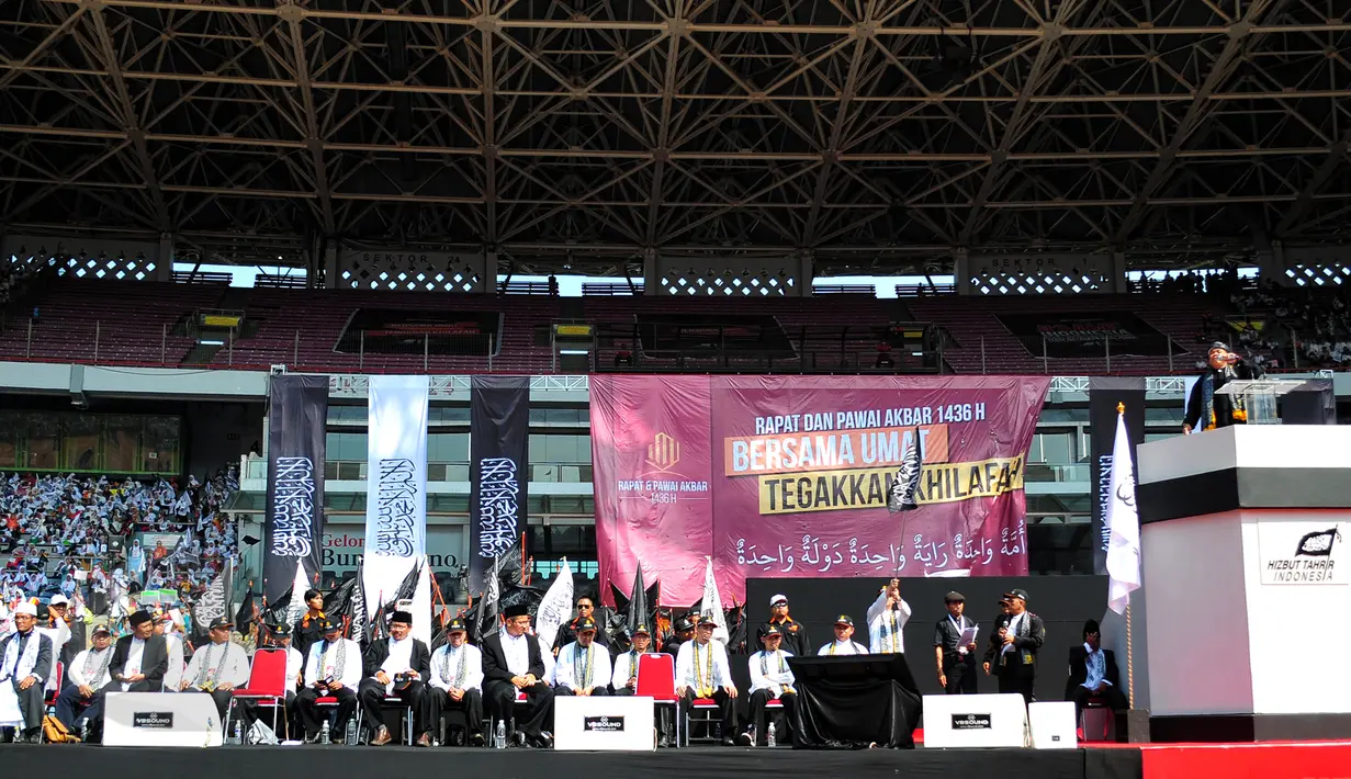 Acara Rapat dan Pawai Akbar (RPA) 2015 yang dibanjiri ribuan  jamaah Hizbut Tahrir Indonesia (HTI) juga diwarnai dengan mendengarkan orasi atau ceramah di Stadion Gelora Bung Karno, Jakarta, Sabtu (30/5/2015). (Liputan6.com/Yoppy Renato)