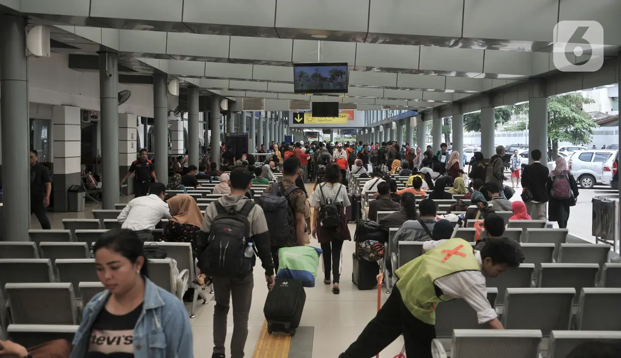 Suasana Stasiun Pasar Senen, Jakarta, Senin (17/2/2020). Tiket Mudik Lebaran 2020 yang dijual PT Kereta Api Indonesia tersedia untuk keberangkatan H-10 atau 14 Mei 2020. (merdeka.com/Iqbal Nugroho)