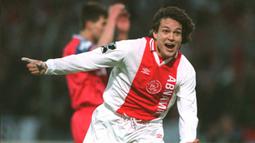 Jari Litmanen. Gelandang serang Finlandia yang kini berusia 51 tahun dan telah pensiun pada Januari 2012 bersama HJK Helsinki ini terlebih dahulu membela Ajax Amsterdam selama 7 musim pada 1992/1993 hingga 1998/1999 usai didatangkan dari klub Finlandia, MyPa. Ia baru memperkuat Liverpool pada tengah musim 2000/2001 setelah sebelumnya singgah di Barcelona. Bersama Liverpool ia bertahan hanya 1,5 musim sebelum akhirnya kembali bergabung dengan Ajax pada periode keduanya mulai 2002/2003 hingga 2003/2004. (AFP/ANP/Toussaint Kluiters-Paul Vreeker)