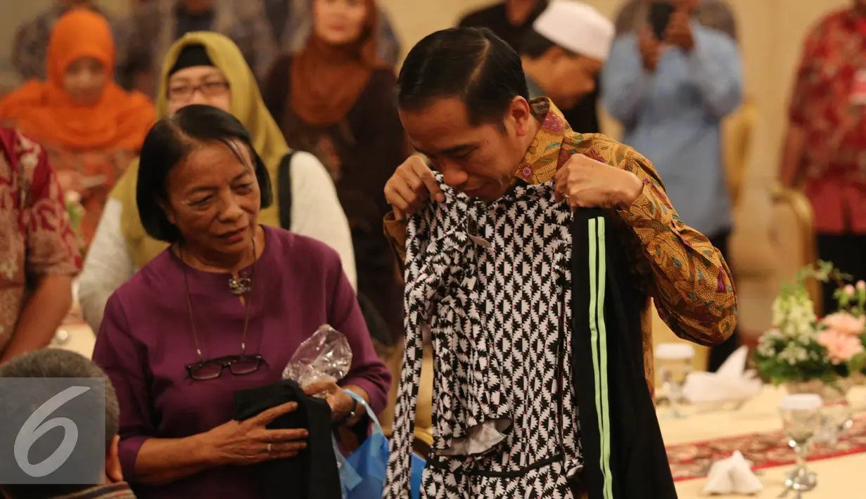 Presiden Joko Widodo mengundang perwakilan pedagang dari sejumlah pasar di Jakarta di Istana Negara, Jakarta, Kamis (3/9/2015). Jokowi mendapat baju dari pedagang. (Liputan6.com/Faizal Fanani) 