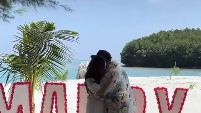 7 Potret YouTuber Nex Carlos Lamar Kekasihnya di Pinggir Pantai Ini Romantis