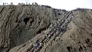 Wisatawan menaiki anak tangga menuju puncak  Gunung Bromo, Jawa Timur, (29/7). Ratusan wisatawan berbagai daerah setiap harinya memadati kawasan Bromo untuk berwisata melihat terbitnya matahari dan juga kawah Gunung Bromo. (Liputan6.com/Johan Tallo)