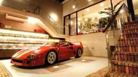 Garasi yang berbatasan langsung dengan ruang keluarga tersebut diisi oleh Ferrari F40.