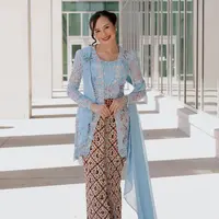 Kebaya tersebut kemudian dilengkapi dengan selendang warna biru senada, serta dipadukan kain batik warna coklat. [Foto: IG/bebytsabina].