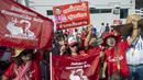 Thaksin disambut oleh ratusan pendukungnya yang mengibarkan spanduk dan menyanyikan lagu-lagu. (AP Photo/Wason Wanichakorn)