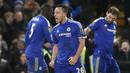 Kapten Chelsea, John Terry, berteriak usai berhasil mencetak gol penyeimbang ke gawang Everton pada saat injury time. Sebelumnya bek asal Inggris ini melakukan gol bunuh diri yang membuat Everton unggul 1-0. (Reuters/Stefan Wermuth)