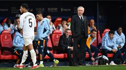 Real Madrid unggul lebih dulu lewat gol Kylian Mbappe. Namun, El Real harus kehilangan Jude Bellingham di akhir babak pertama usai diganjar kartu merah oleh wasit Munuera Montero. (AFP/Ander Gillenea)