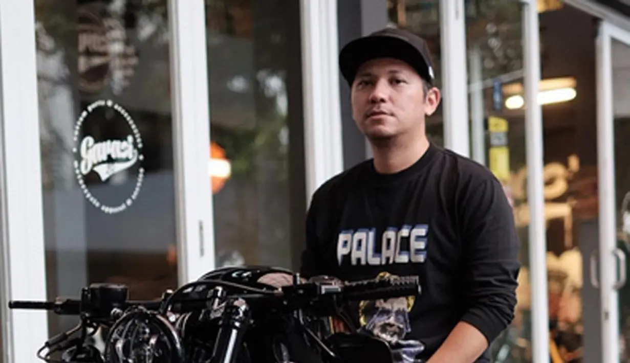 Selain Raffi Ahmad yang masuk daftar nunggak pajak, Gading Marten. Presenter dan pemeran itu mengaku lupa membayar pajak. Gading terlambat membayar pajak kendaraan mobil mewahnya. (Instagram/gadiiing)