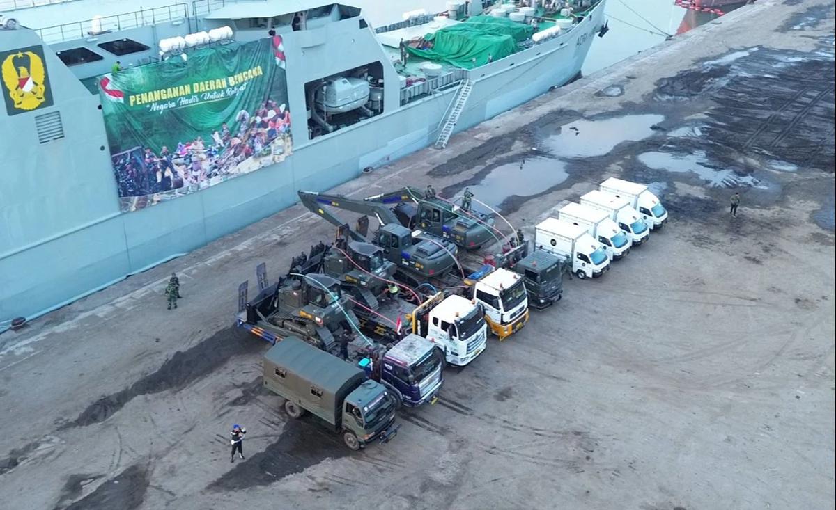 FOTO: Kapal ADRI LIII Bawa Bantuan Almatzi Tiba di Belawan