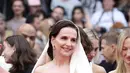 Aktris asal Prancis dan anggota juri, Juliette Binoche, tampil anggun dengan satu anting berlian dari emas putih etis 18 karat dari koleksi Haute Joaillerie, serta cincin eternity dari koleksi L’Heure du Diamant yang sama-sama terbuat dari emas putih etis.  [Dok/Chopard].